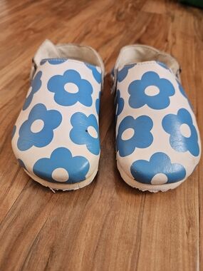 Mini Boden White Slip-On Clogs with Blue Floral Pattern